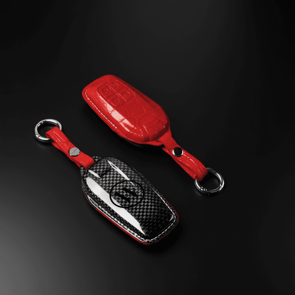 Rotes Ferrari Schlüsselcover aus Leder mit Carbon-Optik