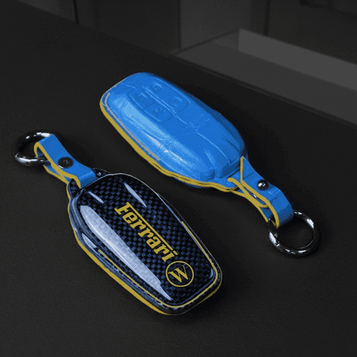Blauer Ferrari Schlüsselcover mit Carbon-Detail und Gelbnaht